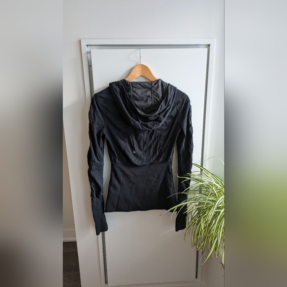 Size 4 Lulu Lemon Jacket - Picture 2 of 3